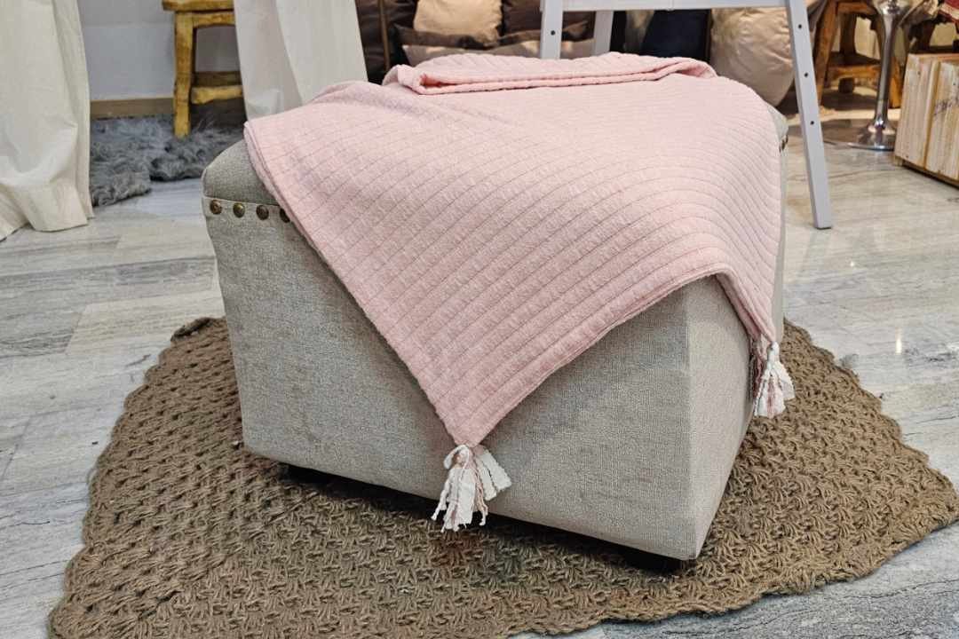 Manta para sillón rosa suave
